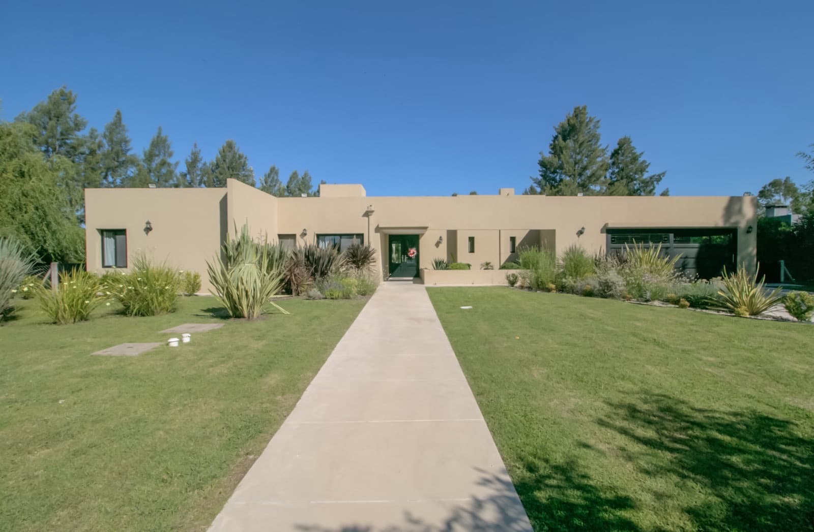HOUSE FOR SALE IN AREA 60. Single-story. 293 m² of floor space on a 1,620 m² lot.