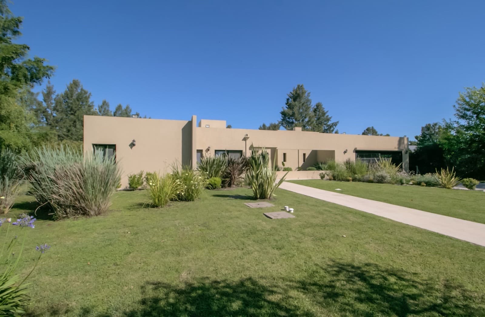 HOUSE FOR SALE IN AREA 60. Single-story. 293 m² of floor space on a 1,620 m² lot.