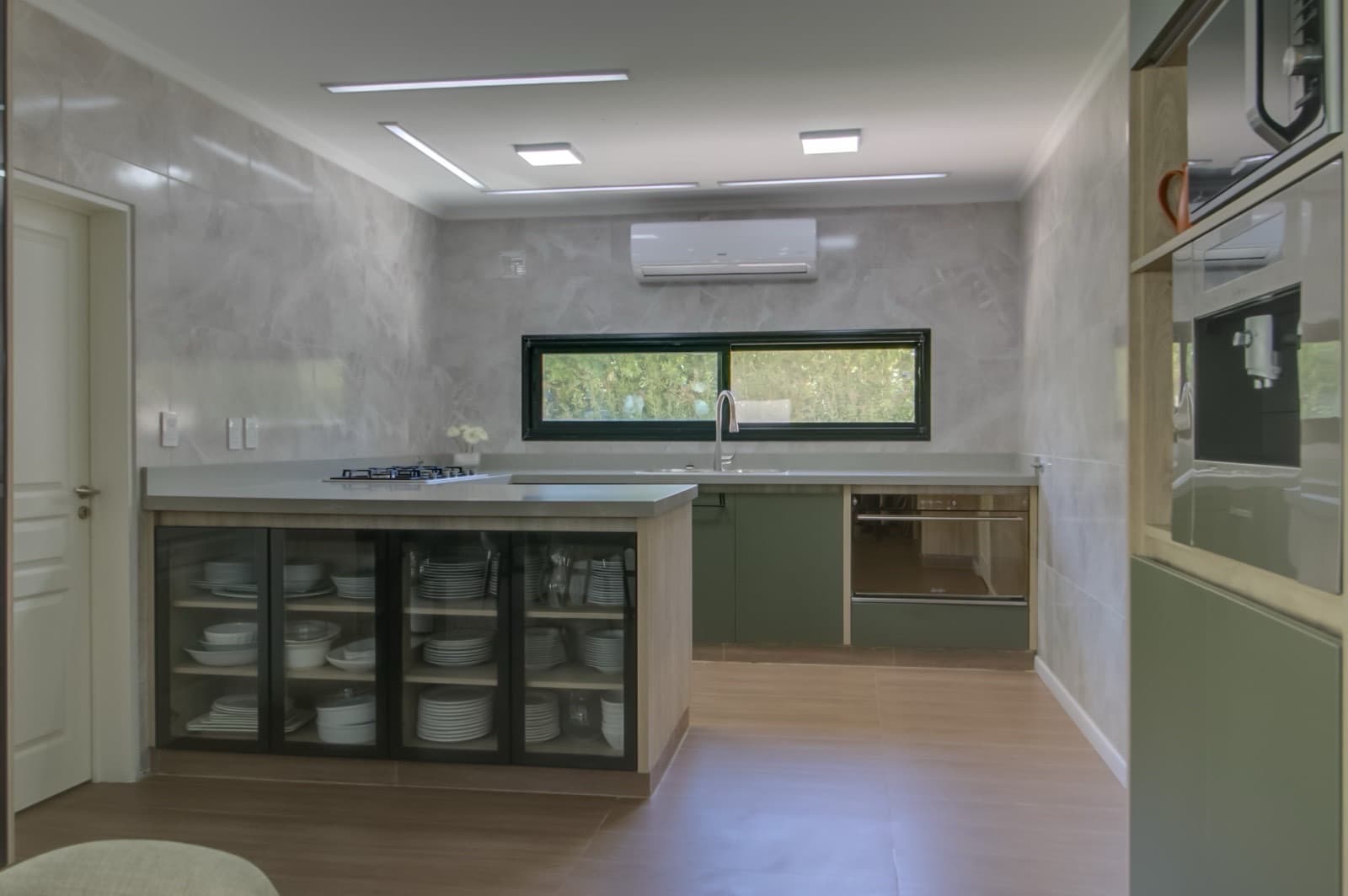 HOUSE FOR SALE IN AREA 60. Single-story. 293 m² of floor space on a 1,620 m² lot.