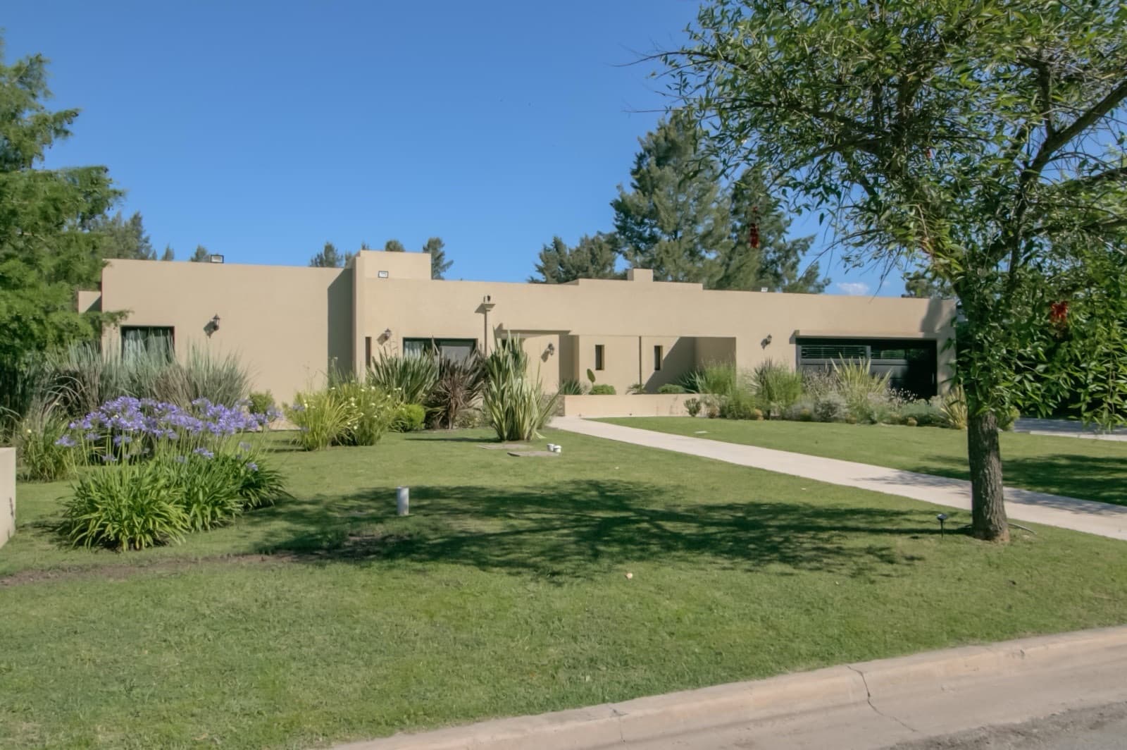 HOUSE FOR SALE IN AREA 60. Single-story. 293 m² of floor space on a 1,620 m² lot.