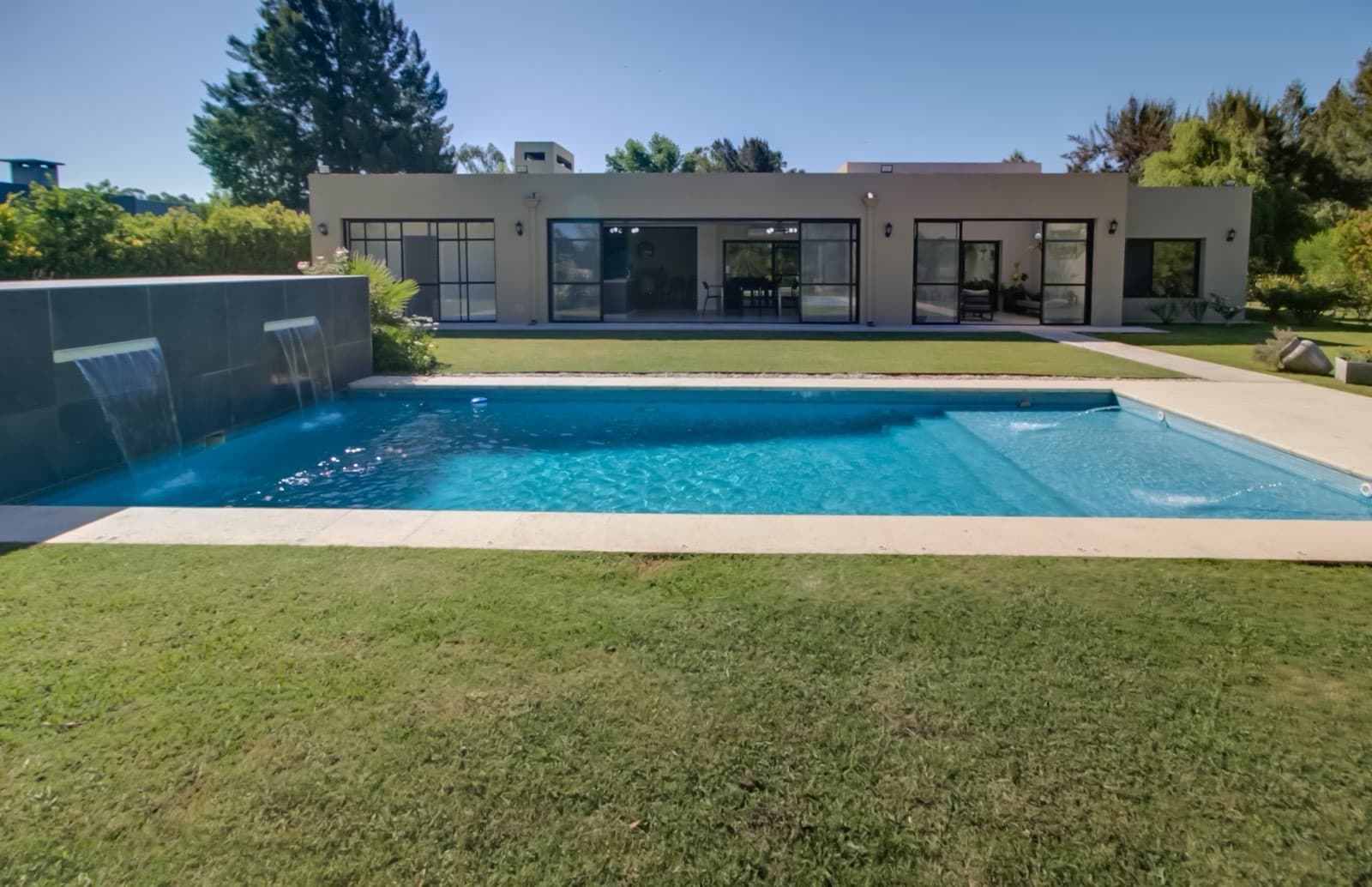 HOUSE FOR SALE IN AREA 60. Single-story. 293 m² of floor space on a 1,620 m² lot.