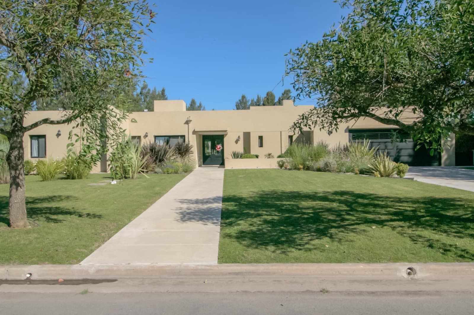 HOUSE FOR SALE IN AREA 60. Single-story. 293 m² of floor space on a 1,620 m² lot.