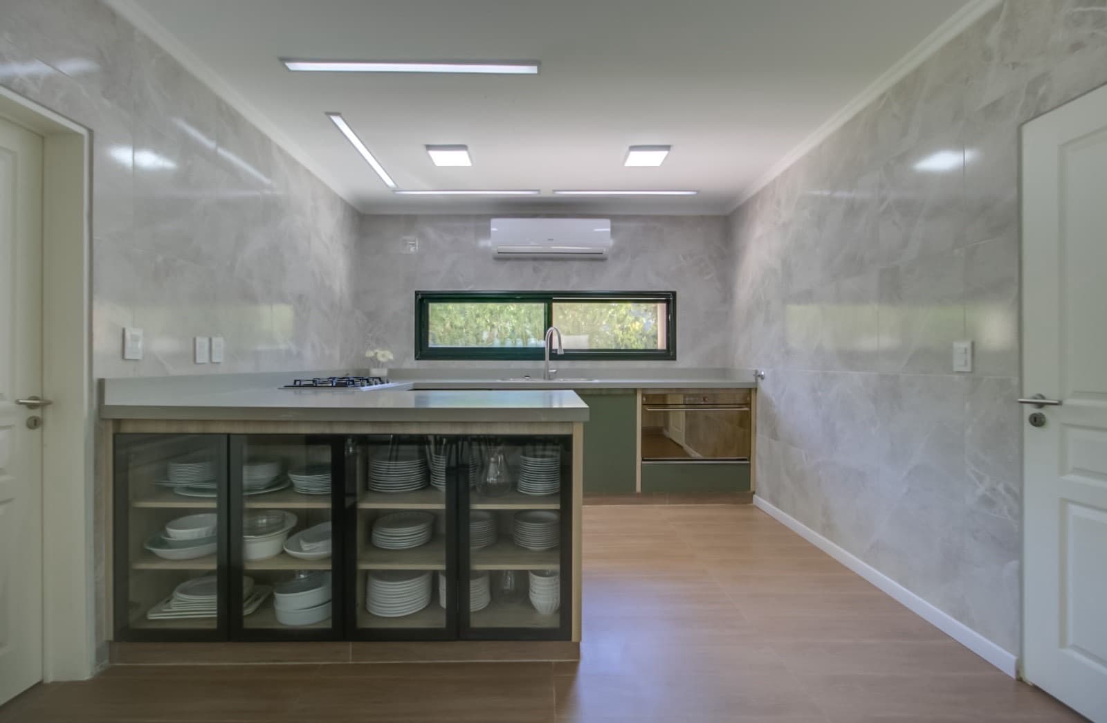 HOUSE FOR SALE IN AREA 60. Single-story. 293 m² of floor space on a 1,620 m² lot.
