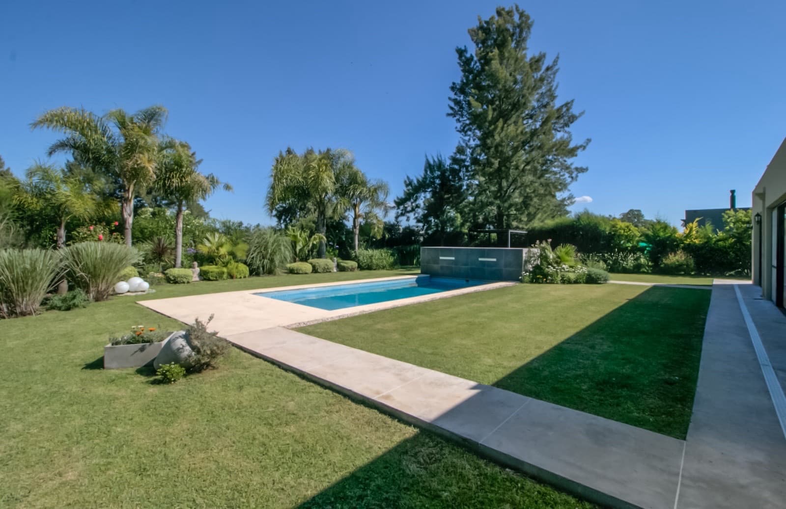 HOUSE FOR SALE IN AREA 60. Single-story. 293 m² of floor space on a 1,620 m² lot.