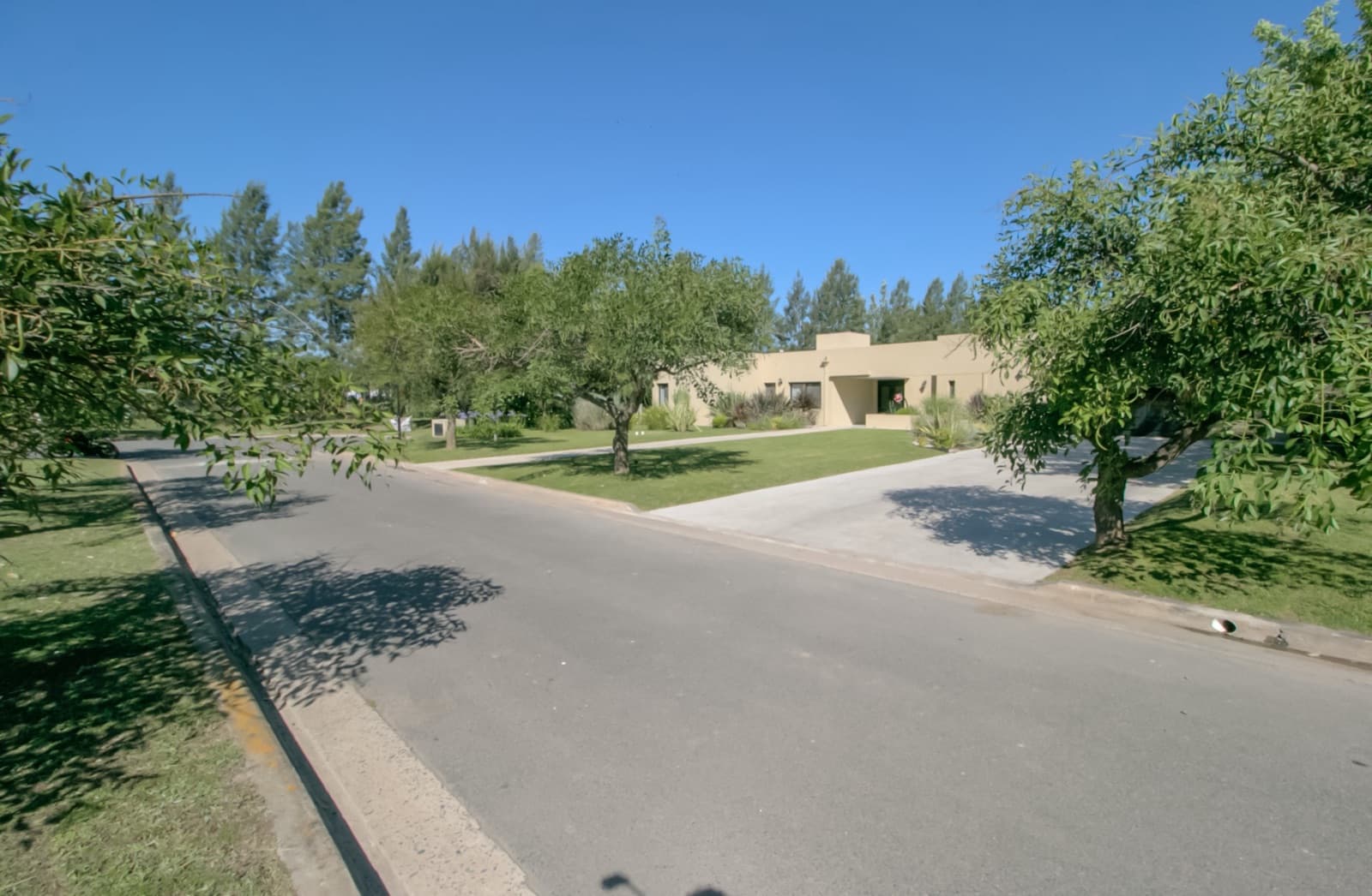 HOUSE FOR SALE IN AREA 60. Single-story. 293 m² of floor space on a 1,620 m² lot.