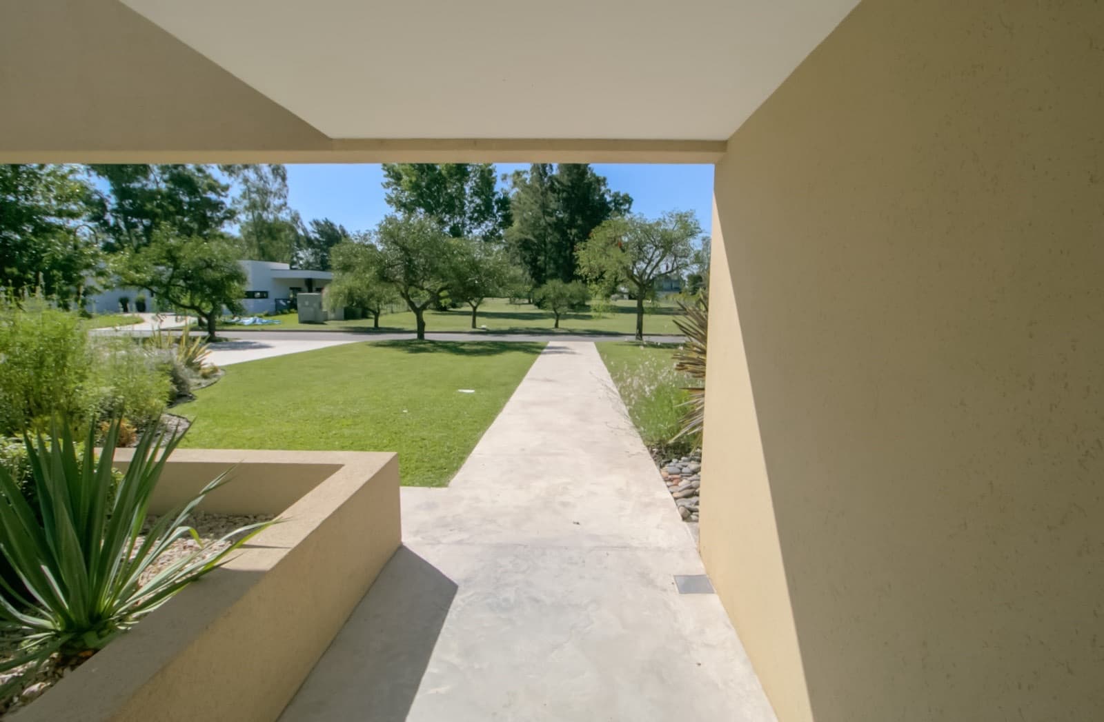 HOUSE FOR SALE IN AREA 60. Single-story. 293 m² of floor space on a 1,620 m² lot.