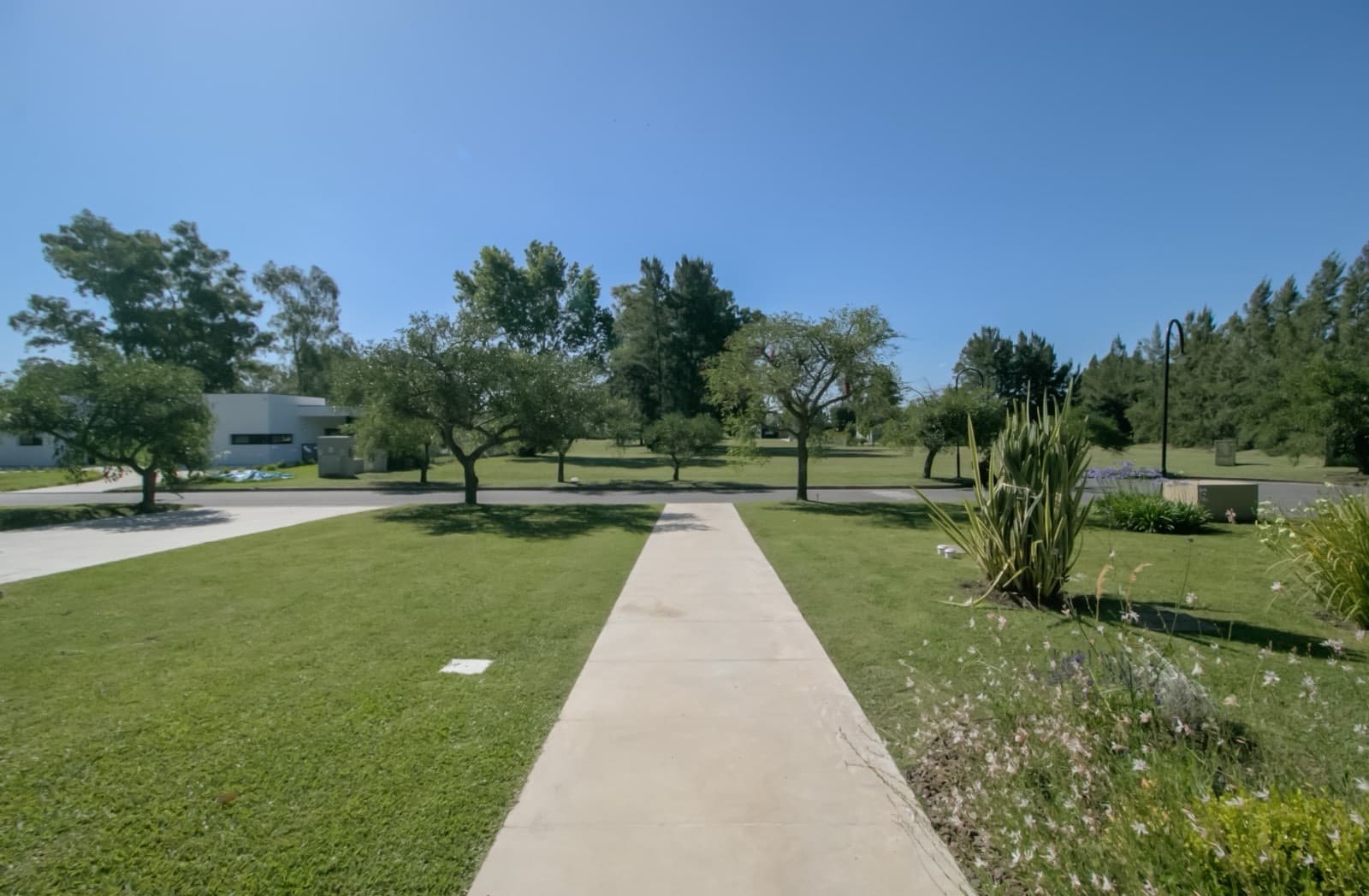 HOUSE FOR SALE IN AREA 60. Single-story. 293 m² of floor space on a 1,620 m² lot.