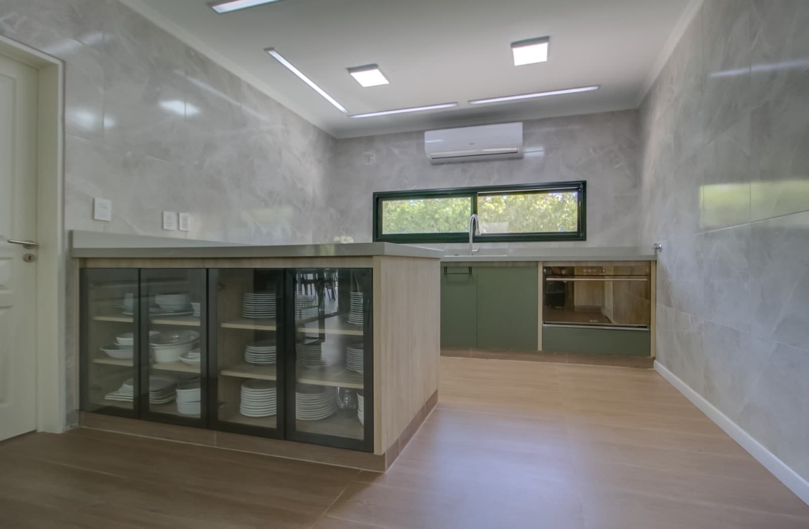 HOUSE FOR SALE IN AREA 60. Single-story. 293 m² of floor space on a 1,620 m² lot.