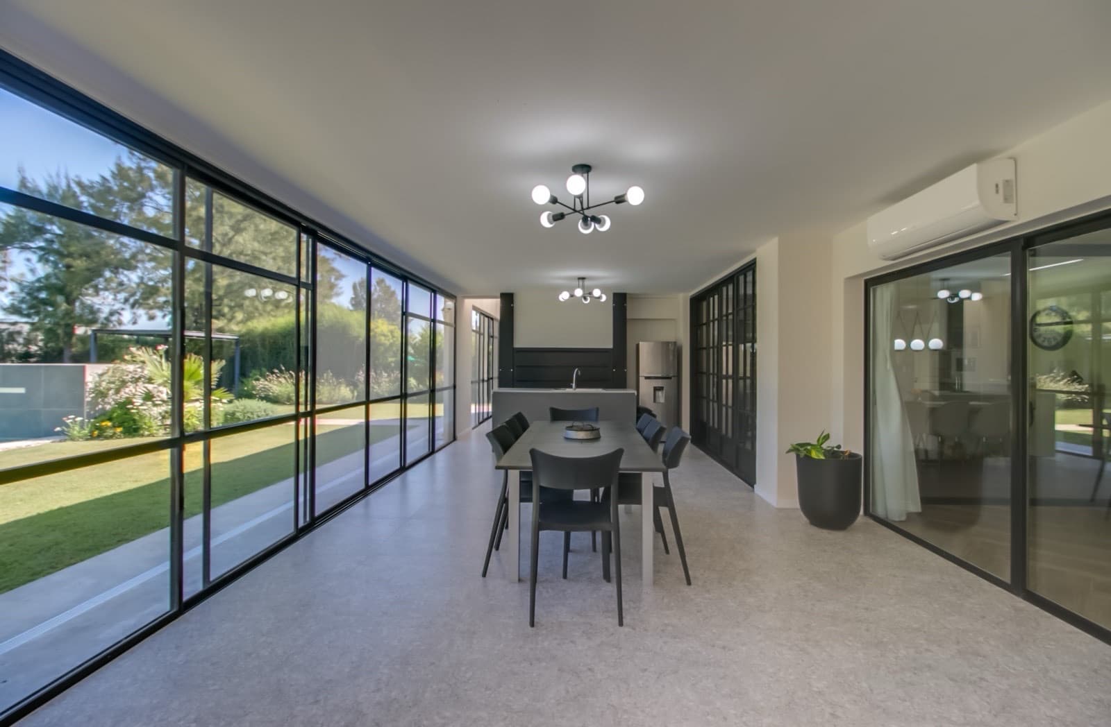 HOUSE FOR SALE IN AREA 60. Single-story. 293 m² of floor space on a 1,620 m² lot.