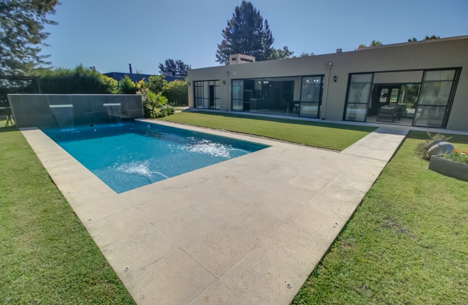 HOUSE FOR SALE IN AREA 60. Single-story. 293 m² of floor space on a 1,620 m² lot.