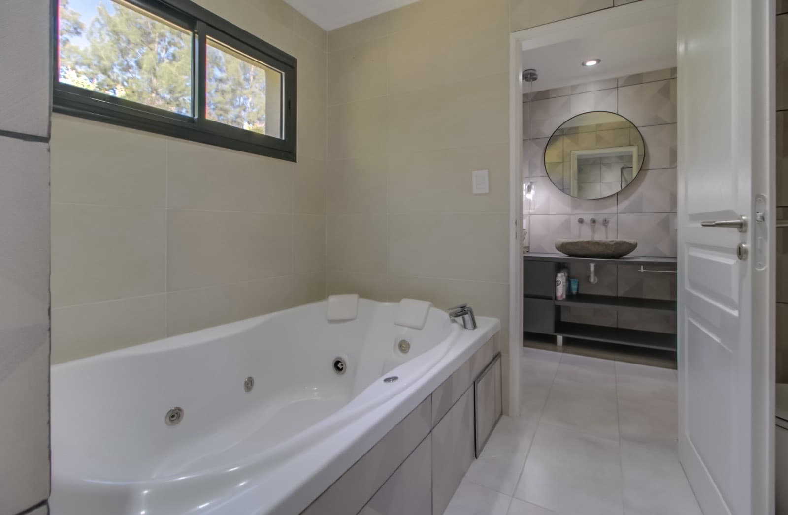 HOUSE FOR SALE IN AREA 60. Single-story. 293 m² of floor space on a 1,620 m² lot.