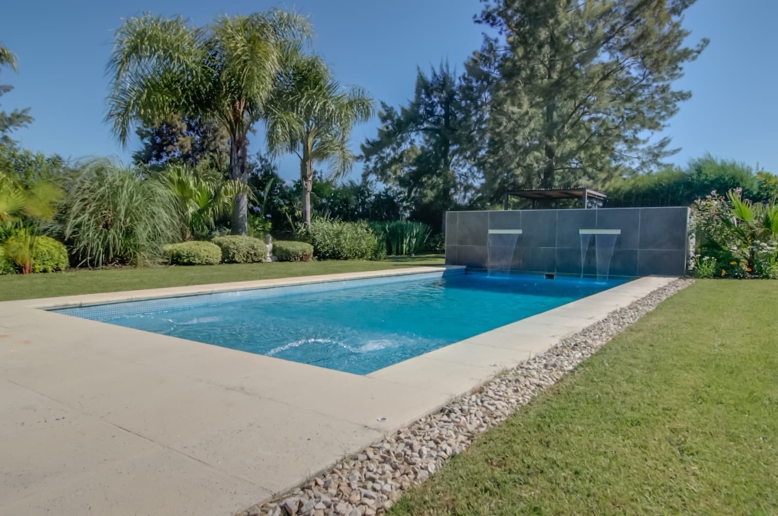 HOUSE FOR SALE IN AREA 60. Single-story. 293 m² of floor space on a 1,620 m² lot.