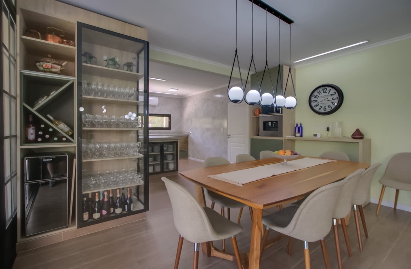 HOUSE FOR SALE IN AREA 60. Single-story. 293 m² of floor space on a 1,620 m² lot.
