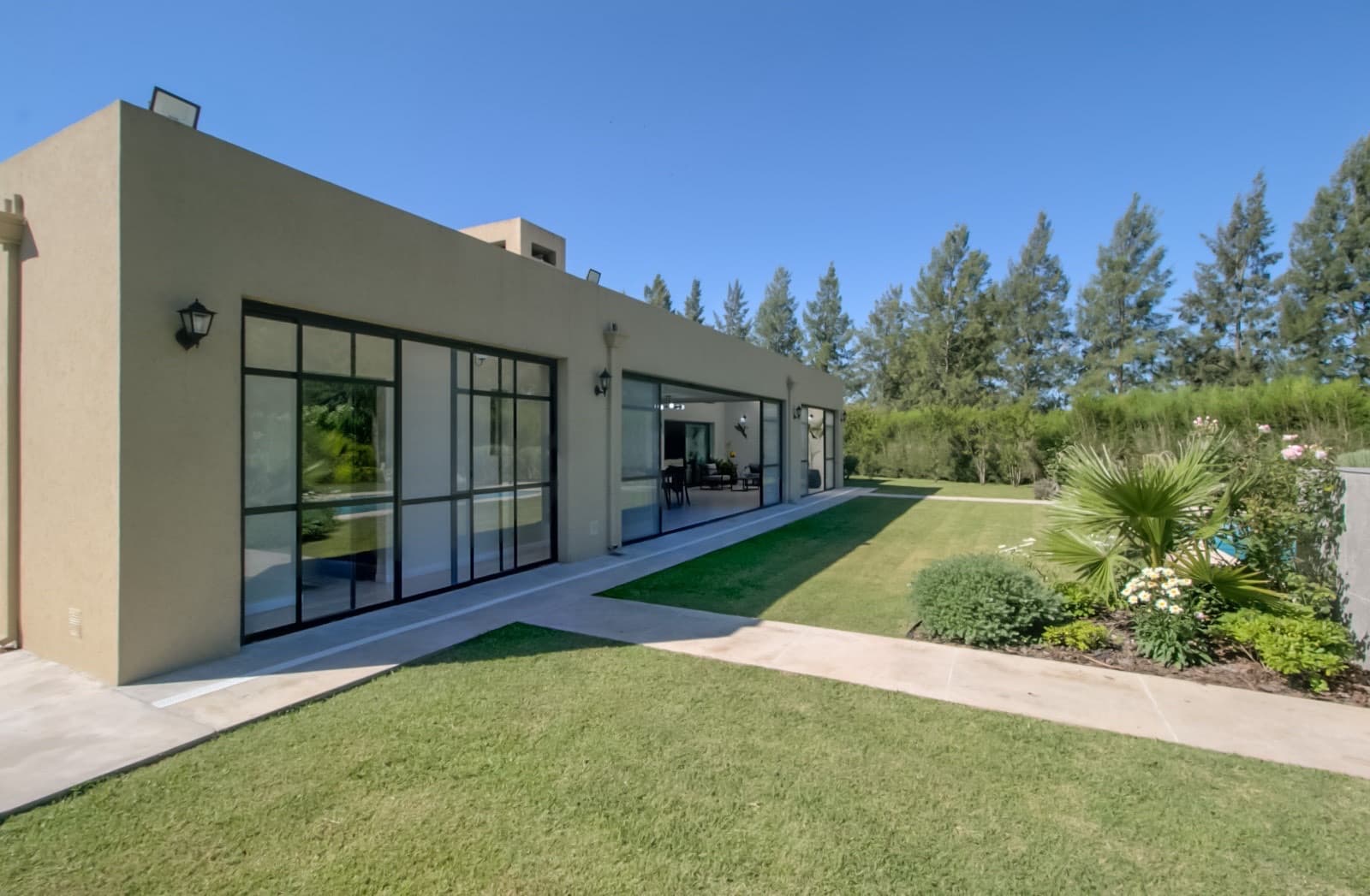 HOUSE FOR SALE IN AREA 60. Single-story. 293 m² of floor space on a 1,620 m² lot.