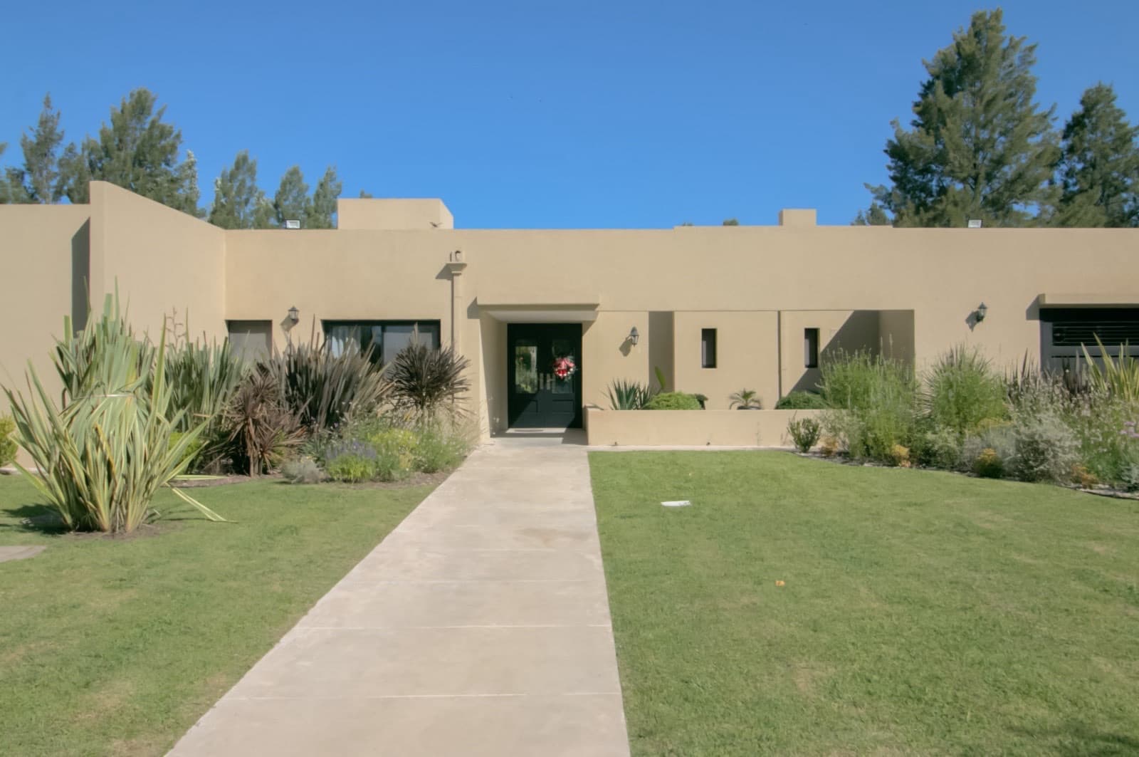 HOUSE FOR SALE IN AREA 60. Single-story. 293 m² of floor space on a 1,620 m² lot.