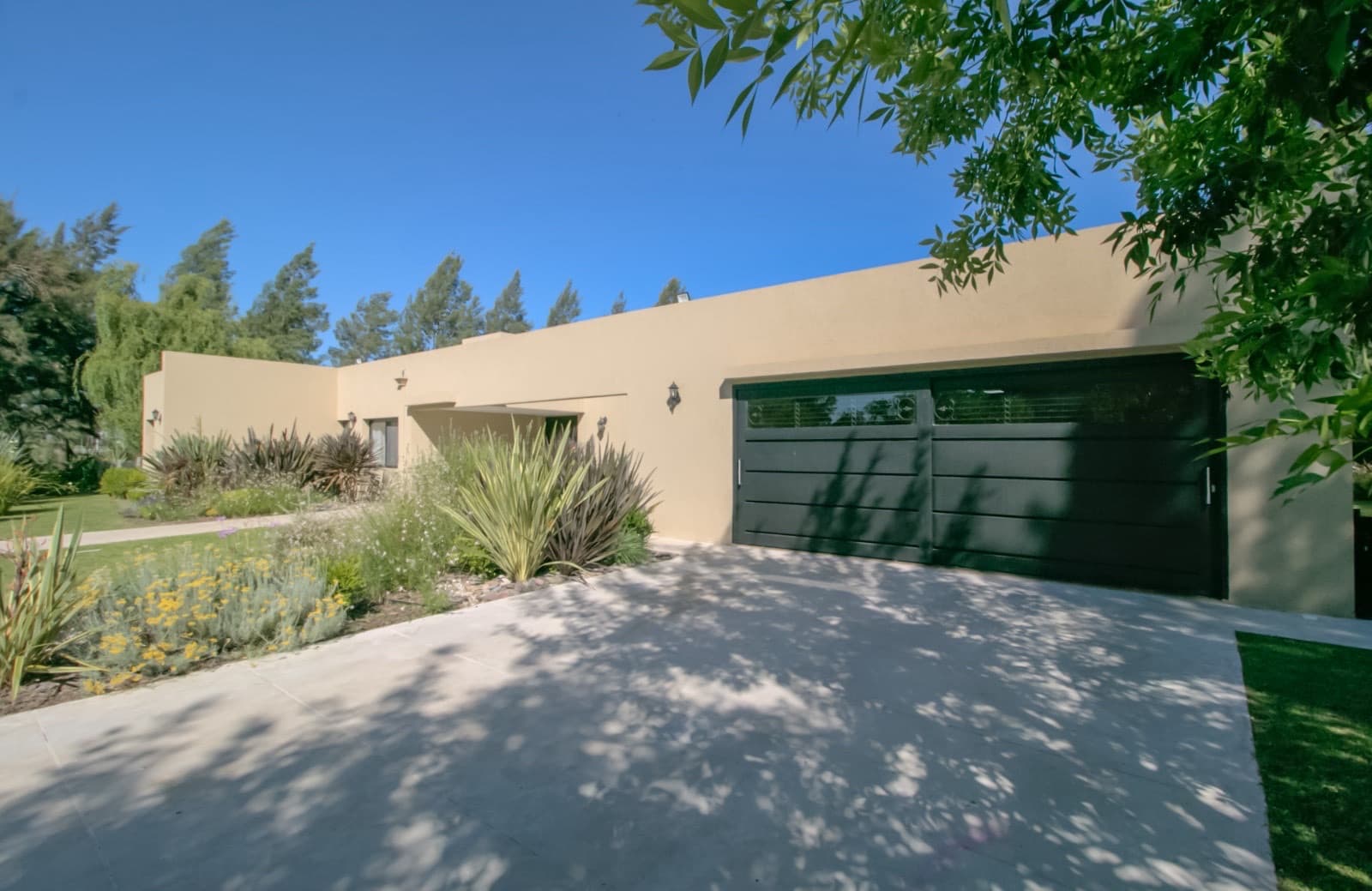 HOUSE FOR SALE IN AREA 60. Single-story. 293 m² of floor space on a 1,620 m² lot.