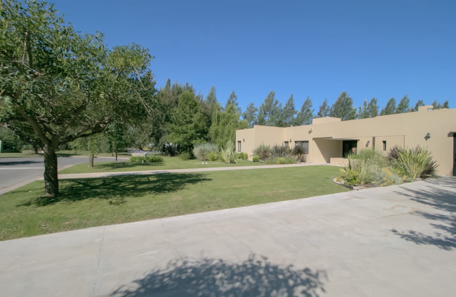 HOUSE FOR SALE IN AREA 60. Single-story. 293 m² of floor space on a 1,620 m² lot.