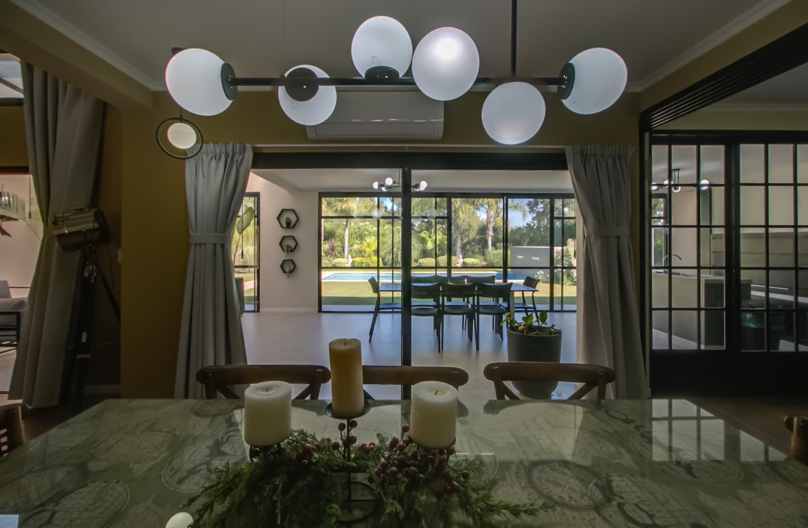 HOUSE FOR SALE IN AREA 60. Single-story. 293 m² of floor space on a 1,620 m² lot.