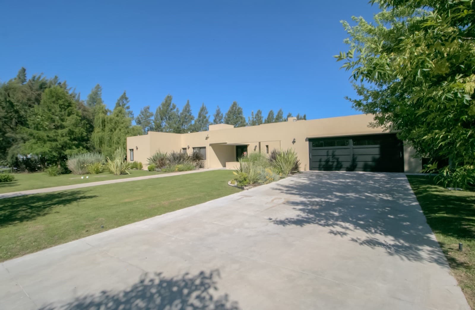 HOUSE FOR SALE IN AREA 60. Single-story. 293 m² of floor space on a 1,620 m² lot.