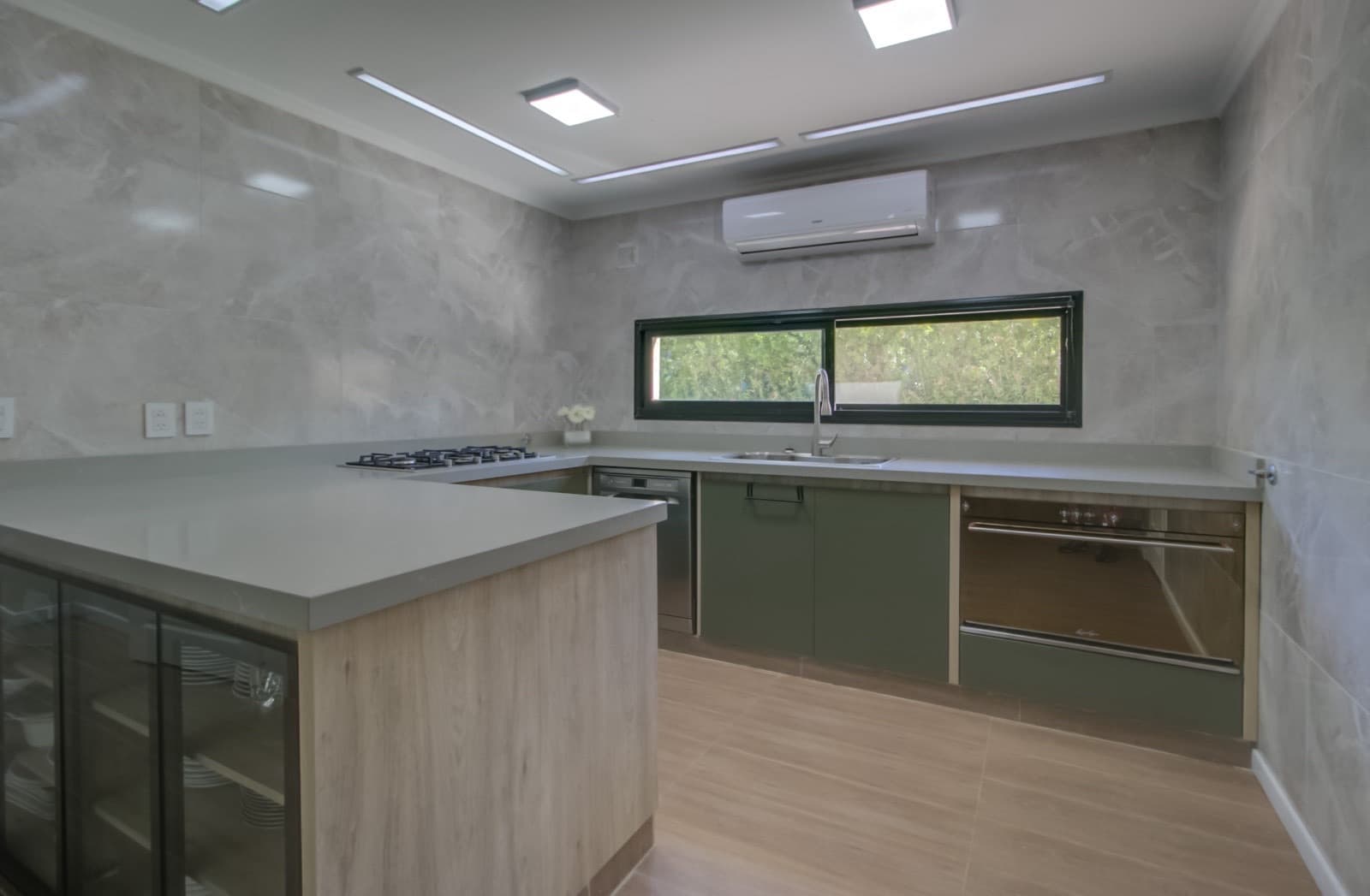 HOUSE FOR SALE IN AREA 60. Single-story. 293 m² of floor space on a 1,620 m² lot.