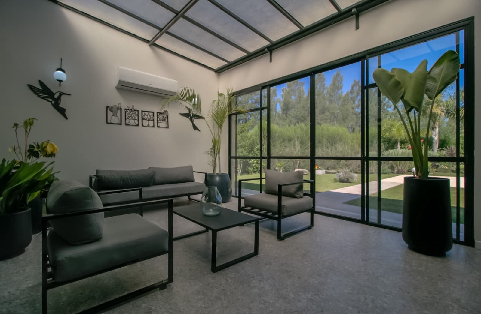 HOUSE FOR SALE IN AREA 60. Single-story. 293 m² of floor space on a 1,620 m² lot.