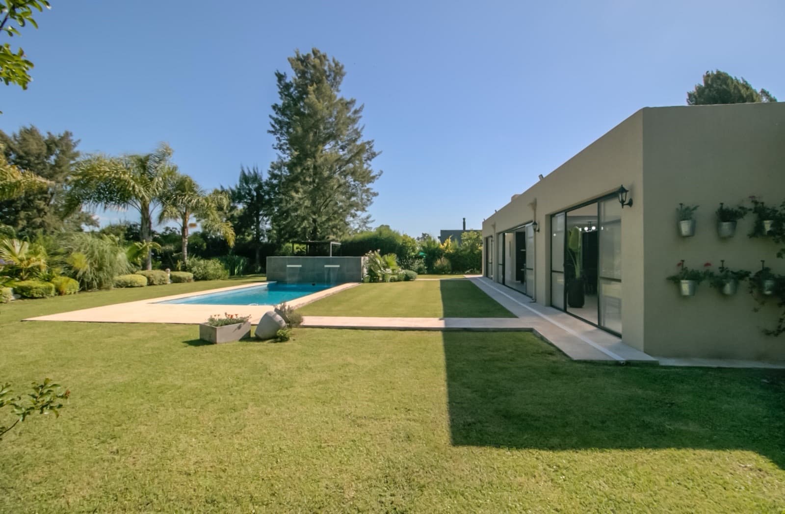 HOUSE FOR SALE IN AREA 60. Single-story. 293 m² of floor space on a 1,620 m² lot.
