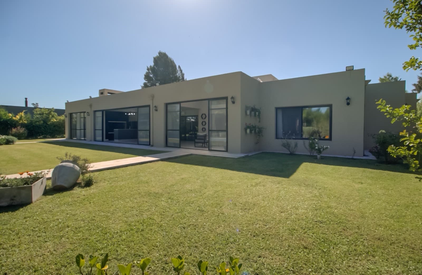 HOUSE FOR SALE IN AREA 60. Single-story. 293 m² of floor space on a 1,620 m² lot.