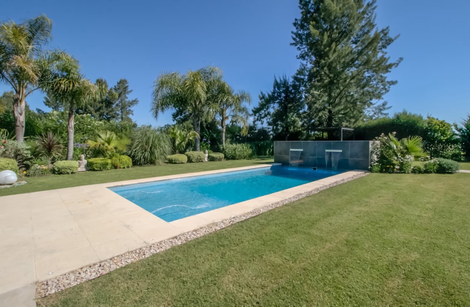 HOUSE FOR SALE IN AREA 60. Single-story. 293 m² of floor space on a 1,620 m² lot.