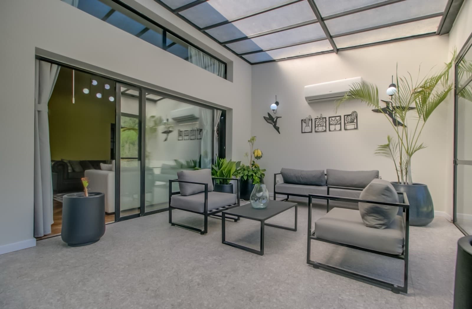 HOUSE FOR SALE IN AREA 60. Single-story. 293 m² of floor space on a 1,620 m² lot.