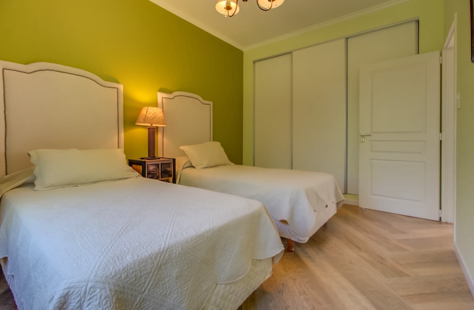 HOUSE FOR SALE IN AREA 60. Single-story. 293 m² of floor space on a 1,620 m² lot.