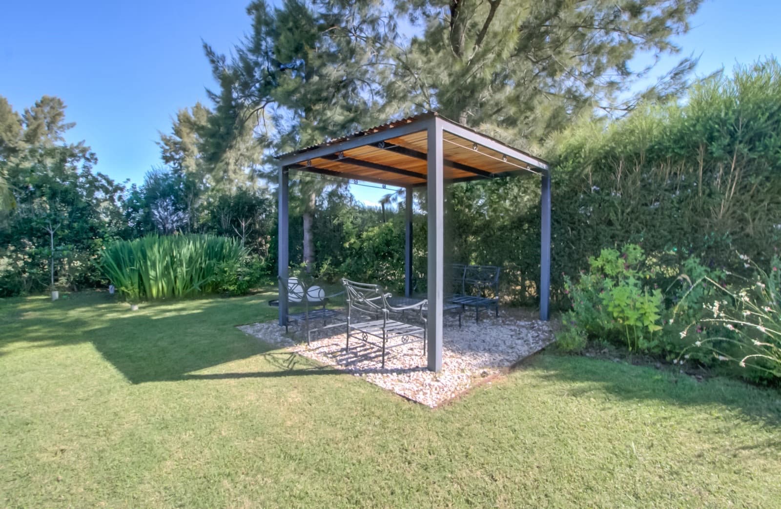 HOUSE FOR SALE IN AREA 60. Single-story. 293 m² of floor space on a 1,620 m² lot.