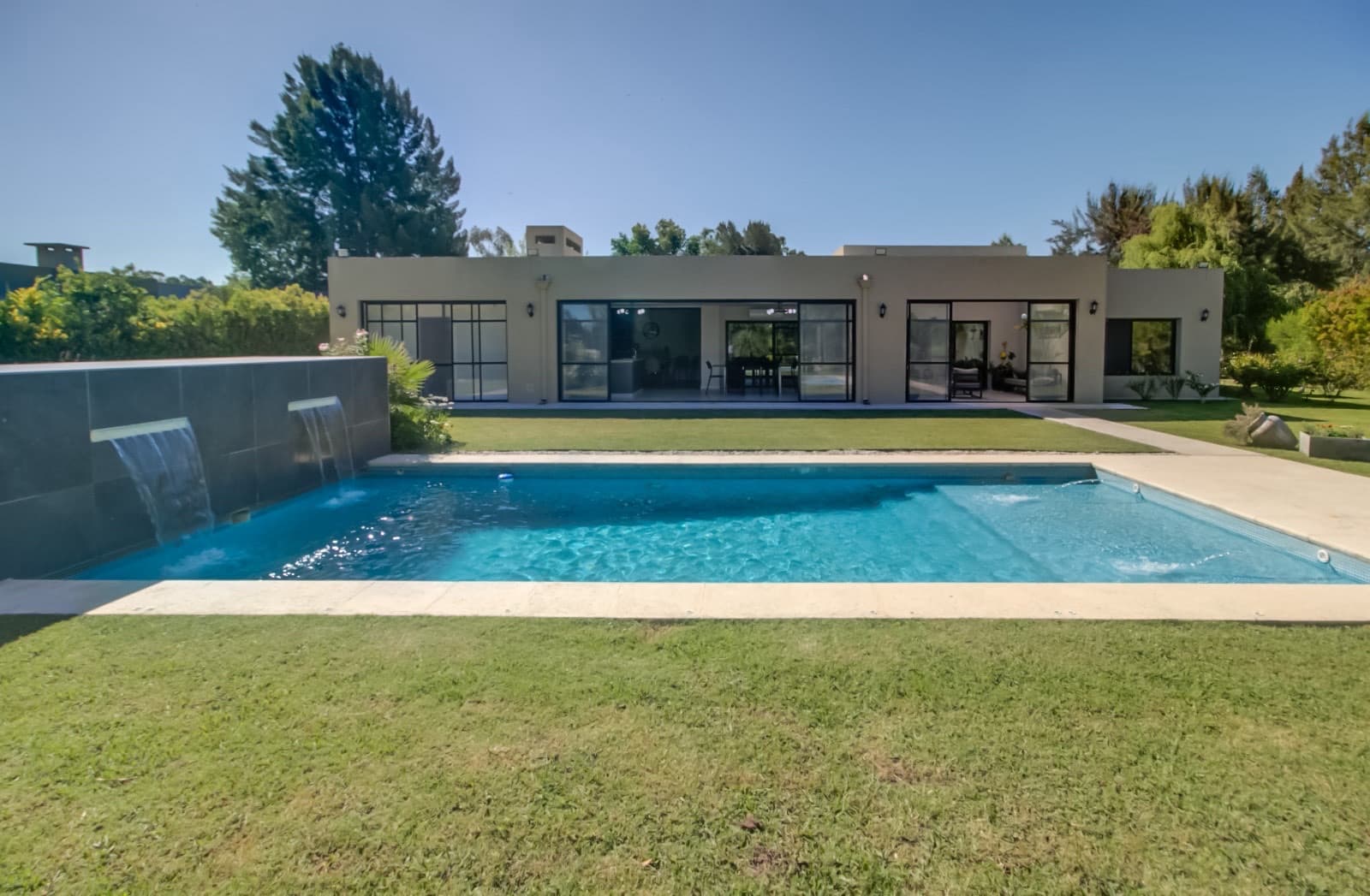 HOUSE FOR SALE IN AREA 60. Single-story. 293 m² of floor space on a 1,620 m² lot.