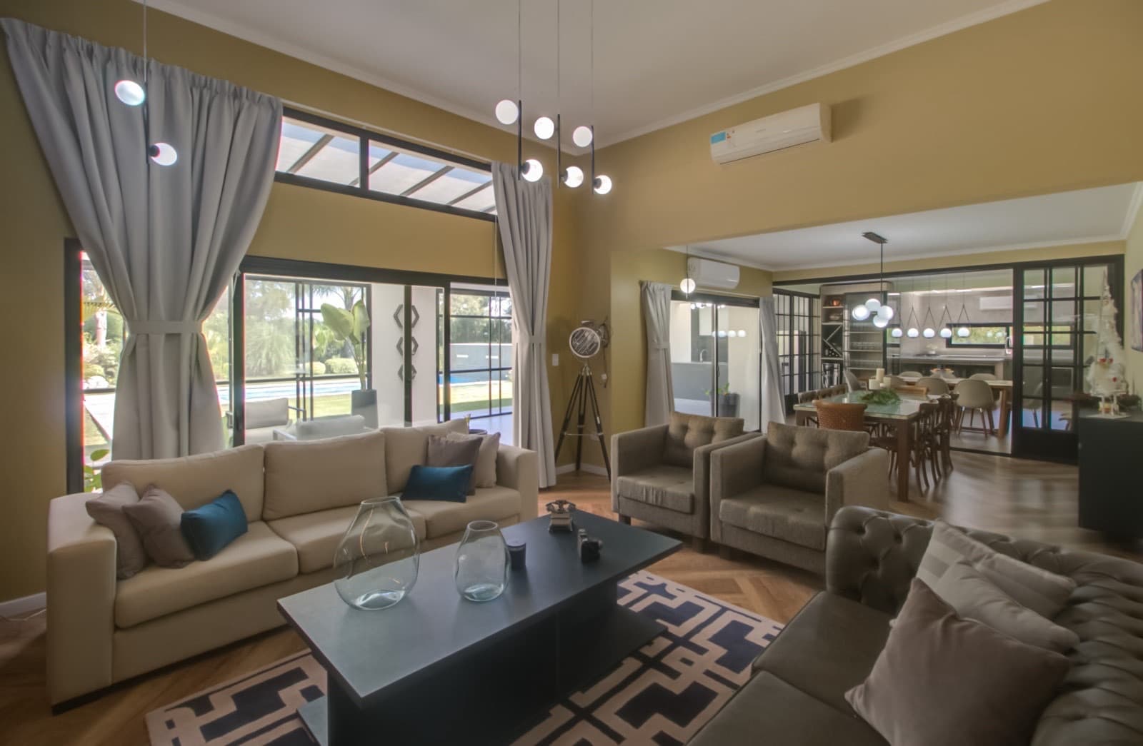 HOUSE FOR SALE IN AREA 60. Single-story. 293 m² of floor space on a 1,620 m² lot.