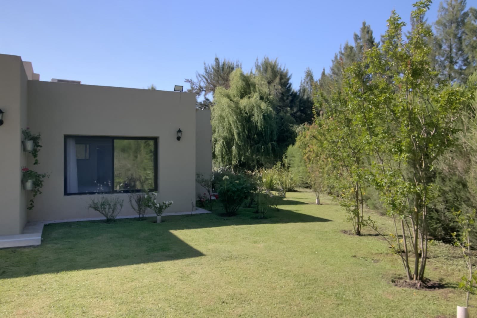 HOUSE FOR SALE IN AREA 60. Single-story. 293 m² of floor space on a 1,620 m² lot.