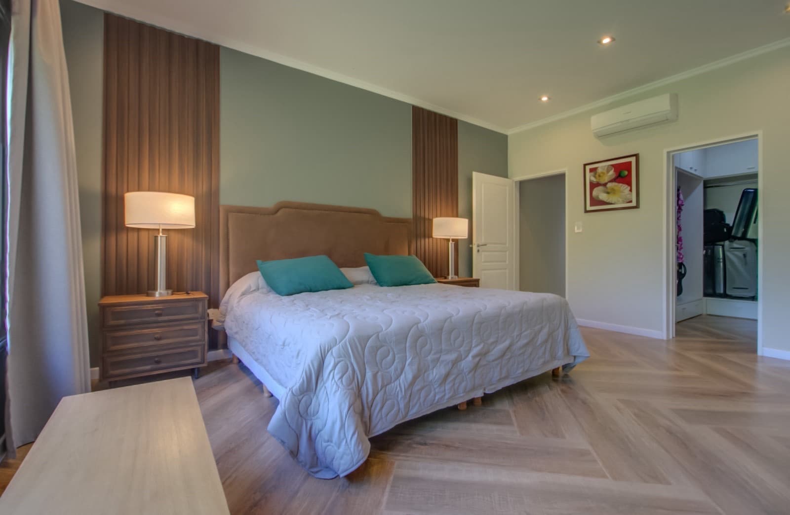 HOUSE FOR SALE IN AREA 60. Single-story. 293 m² of floor space on a 1,620 m² lot.