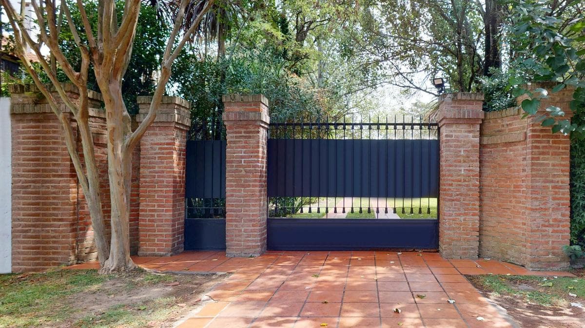 House for sale in Gonnet: 485 between 20th and 21st. Lot size: 30 x 60. 370 m² of floor space. Excellent condition. Pool