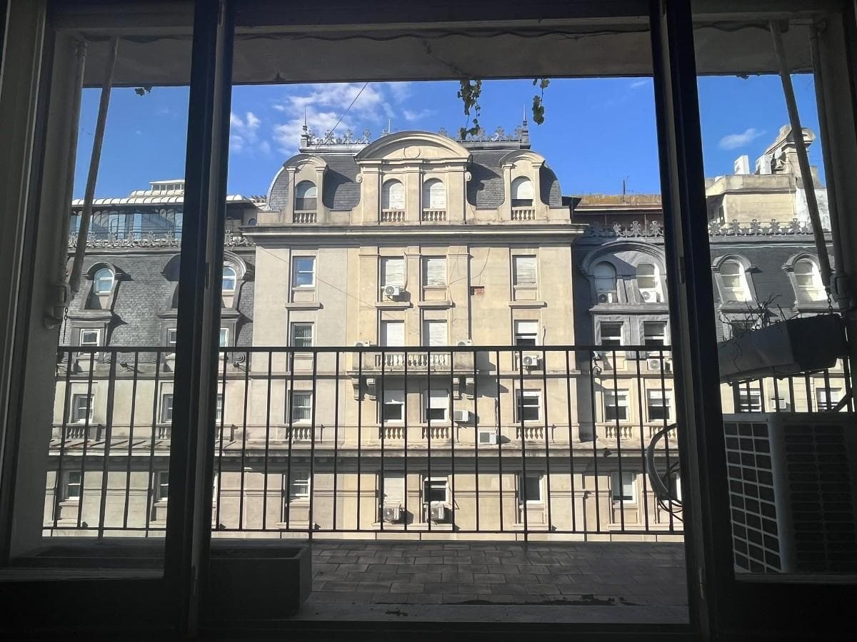 11th-floor apartment with 24-hour security on Alvear Avenue in Recoleta, featuring a balcony and a parking space.