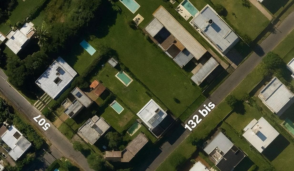 A 1,071 m² lot in the exclusive Don Carlos neighborhood. It has a 17-meter frontage and a depth of 63 meters.