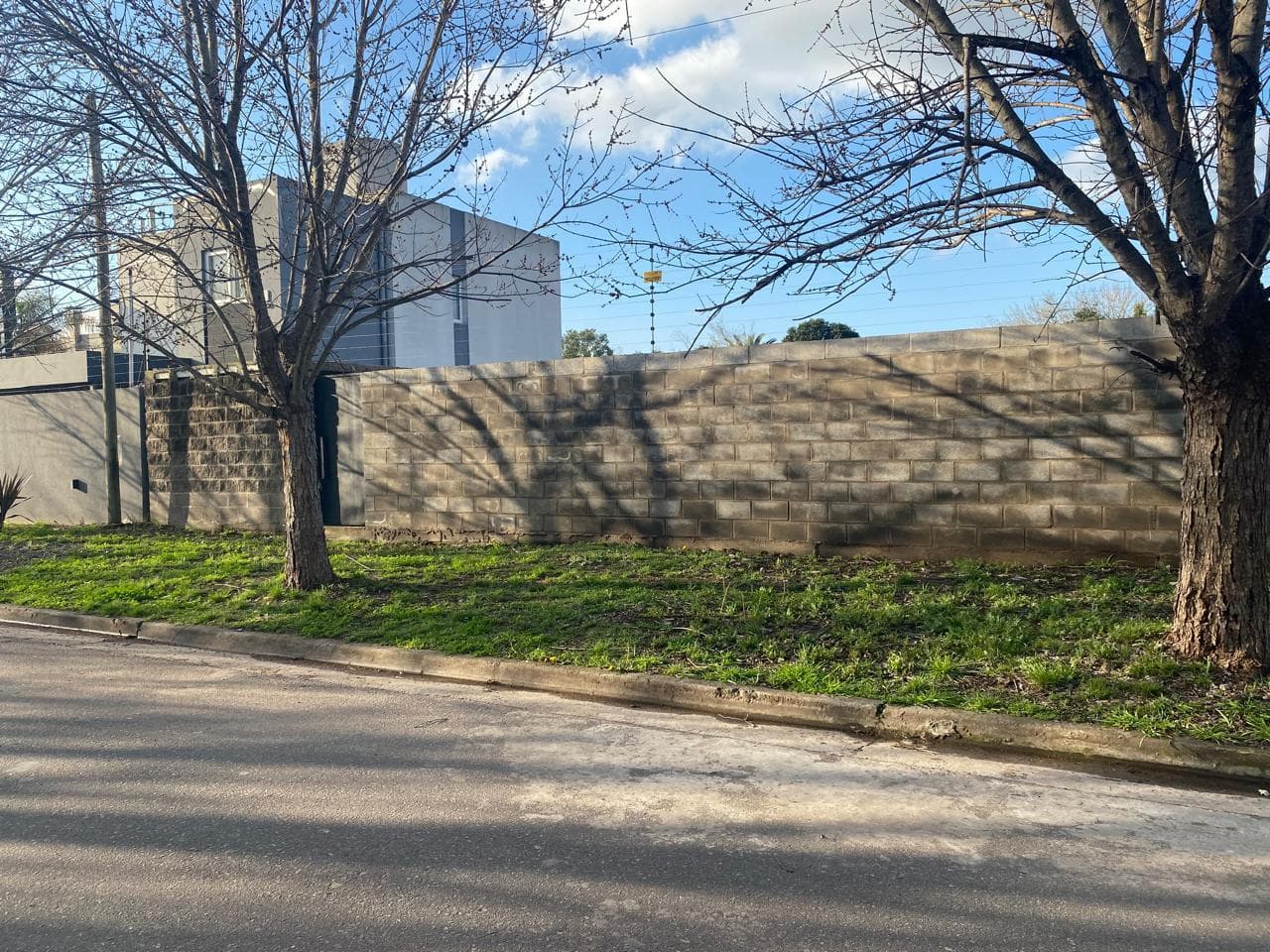 A 1,071 m² lot in the exclusive Don Carlos neighborhood. It has a 17-meter frontage and a depth of 63 meters.