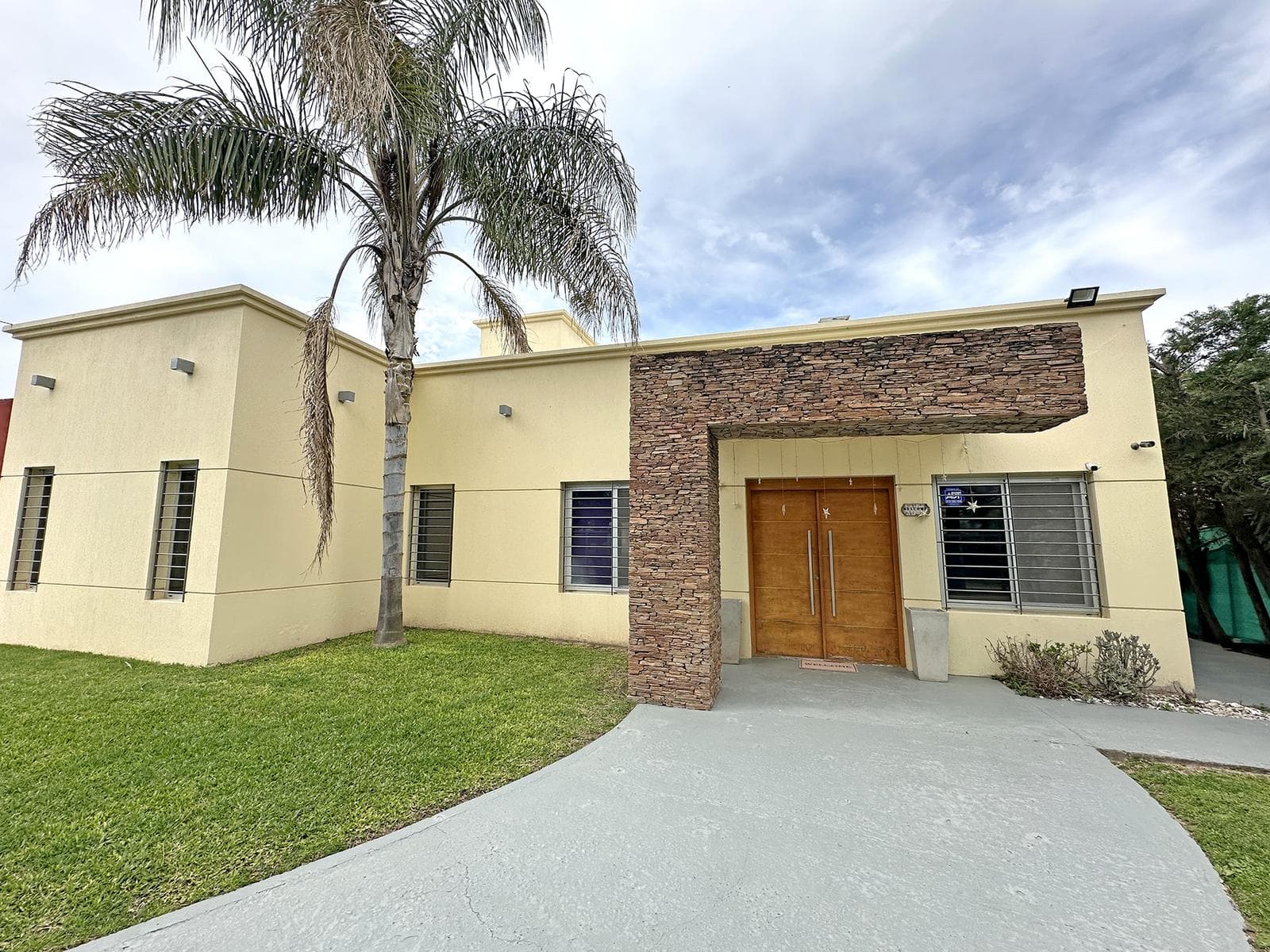 3-bedroom house for sale. Park with a pool, porch, and barbecue. Parque Las Picadas neighborhood