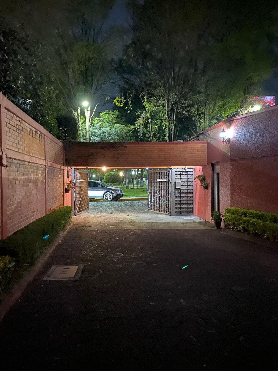 House for sale in a housing development near Glorieta de la Iglesia, Mexico City; features a garden; needs remodeling