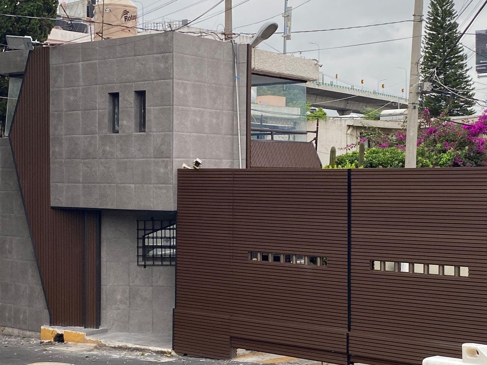 House for sale in a housing development near Glorieta de la Iglesia, Mexico City; features a garden; needs remodeling