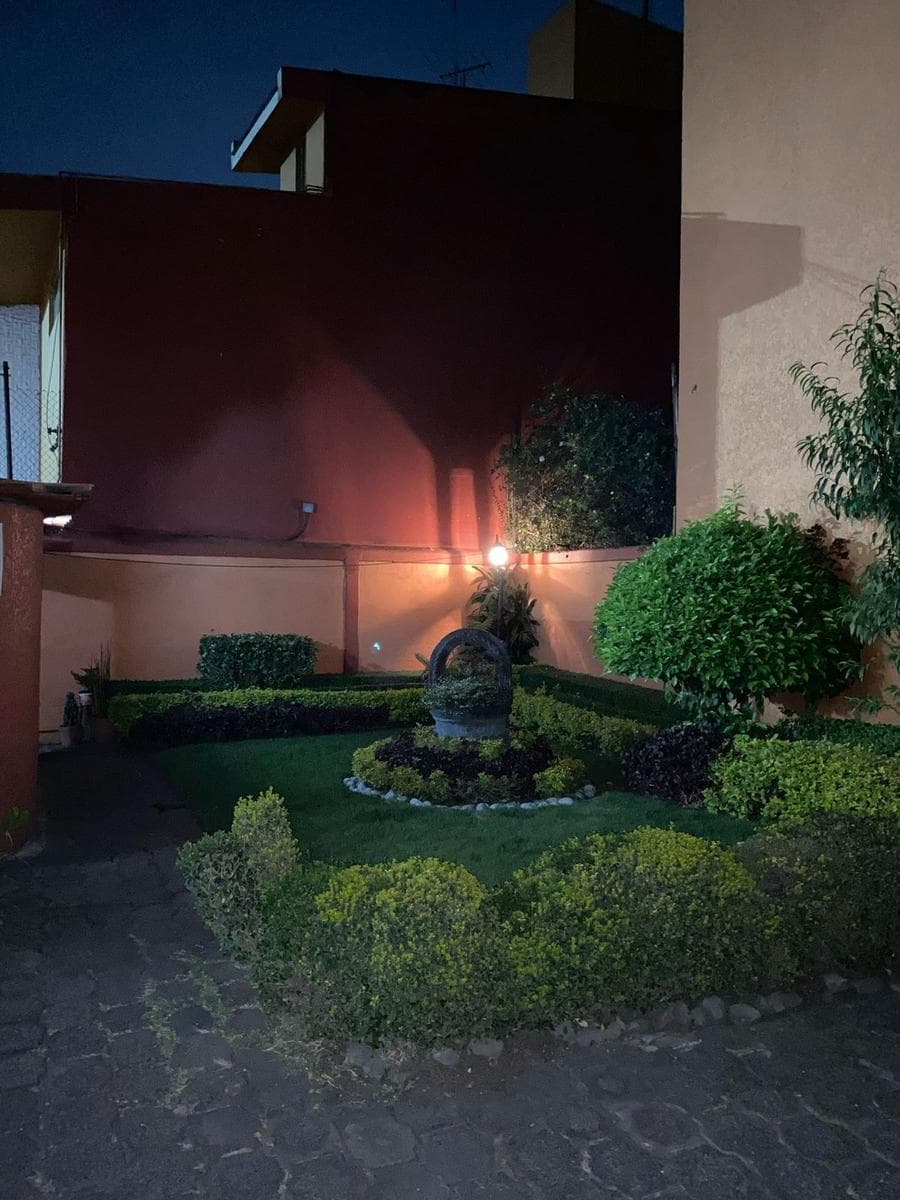 House for sale in a housing development near Glorieta de la Iglesia, Mexico City; features a garden; needs remodeling