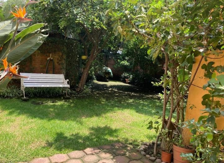 House for sale in a housing development near Glorieta de la Iglesia, Mexico City; features a garden; needs remodeling