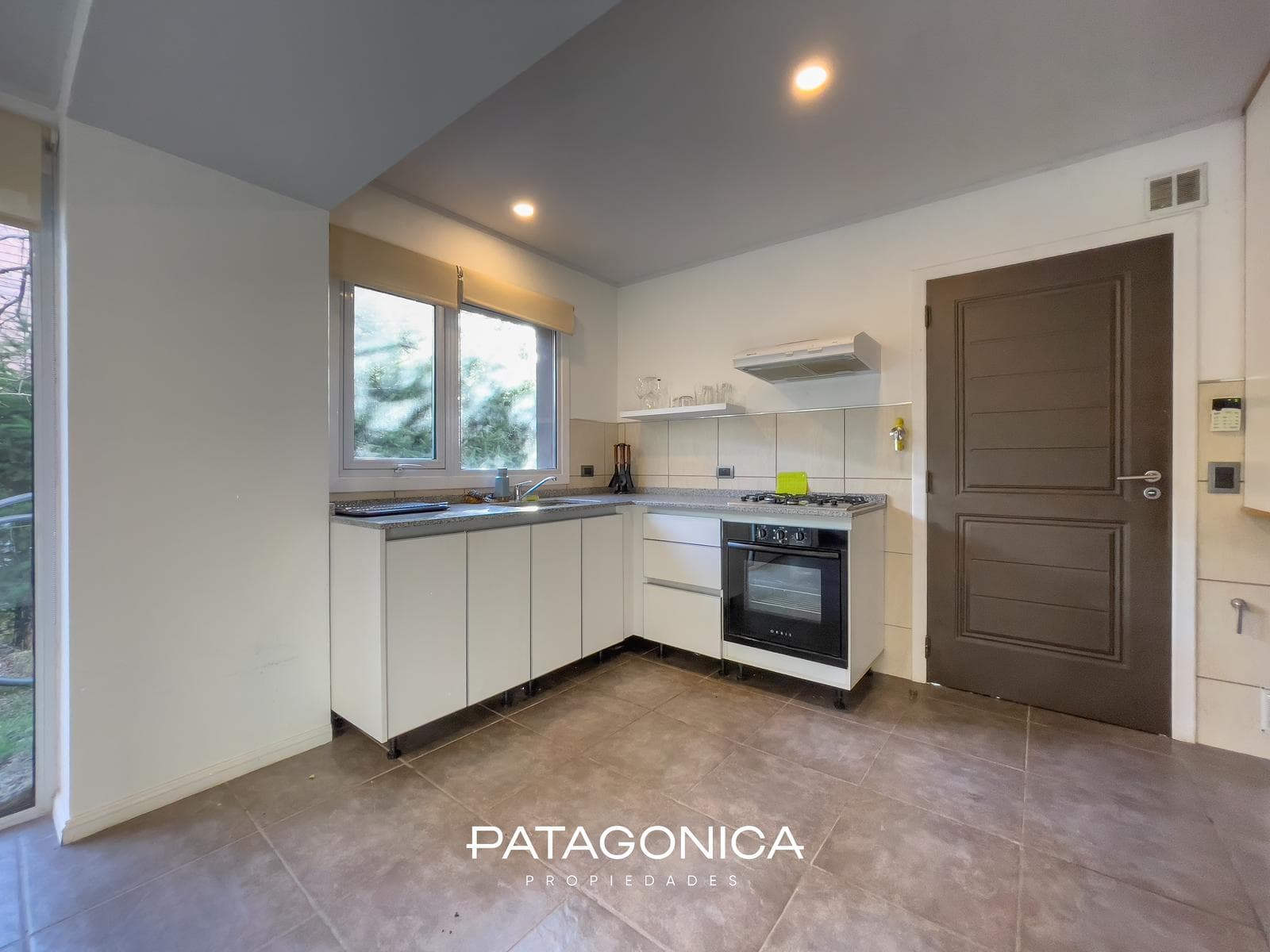 3-ROOM APARTMENT FOR SALE + STORAGE SHED IN THE DOWNTOWN AREA