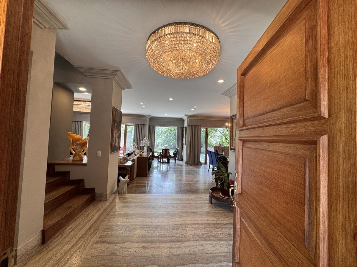 Beautiful house on a private street with two gardens and amenities in Lomas de Bezares