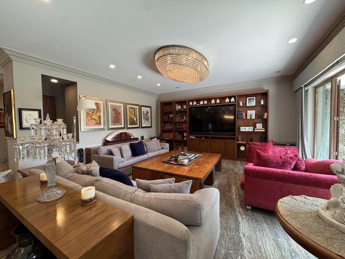 Beautiful house on a private street with two gardens and amenities in Lomas de Bezares