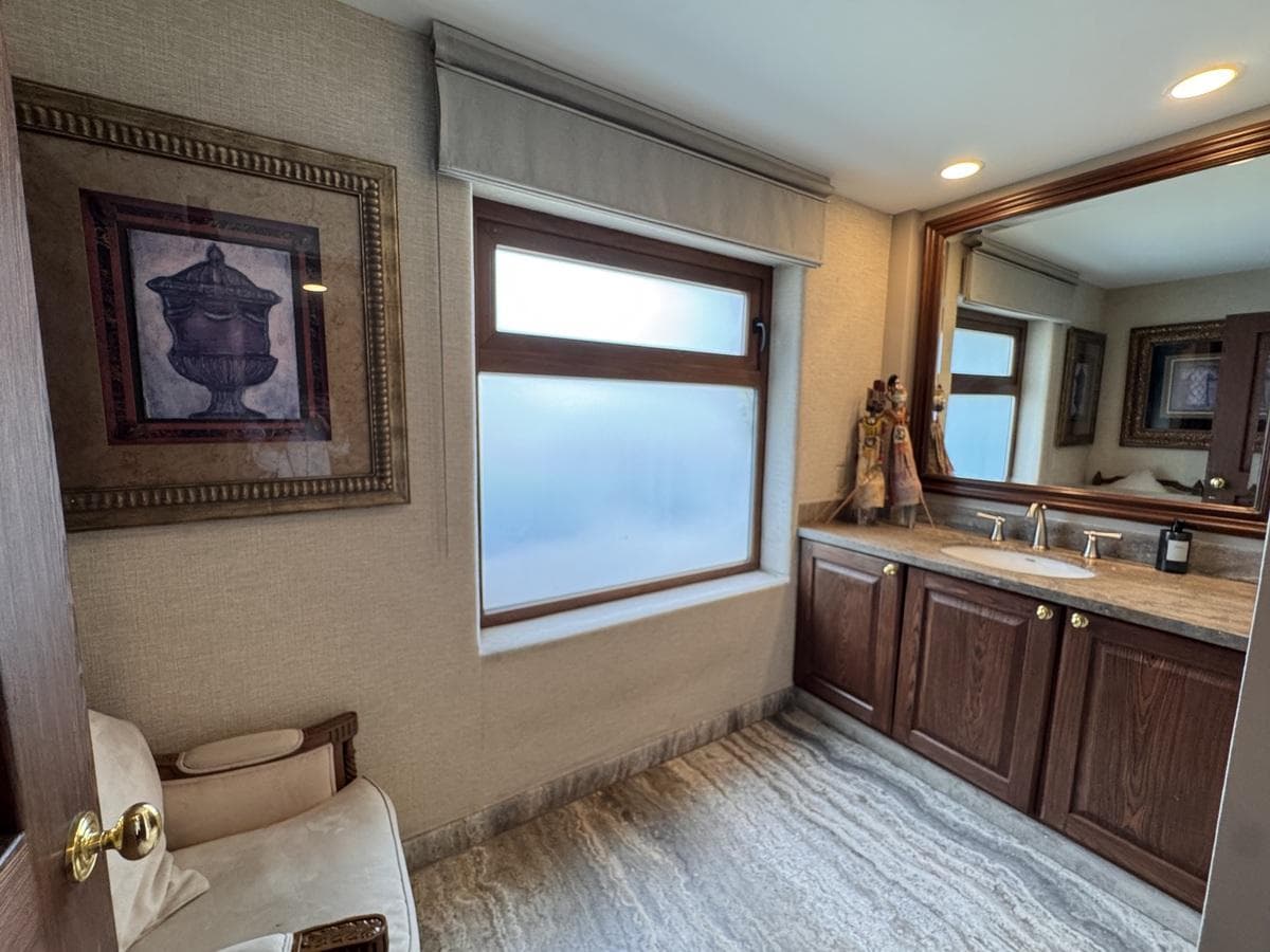 Beautiful house on a private street with two gardens and amenities in Lomas de Bezares