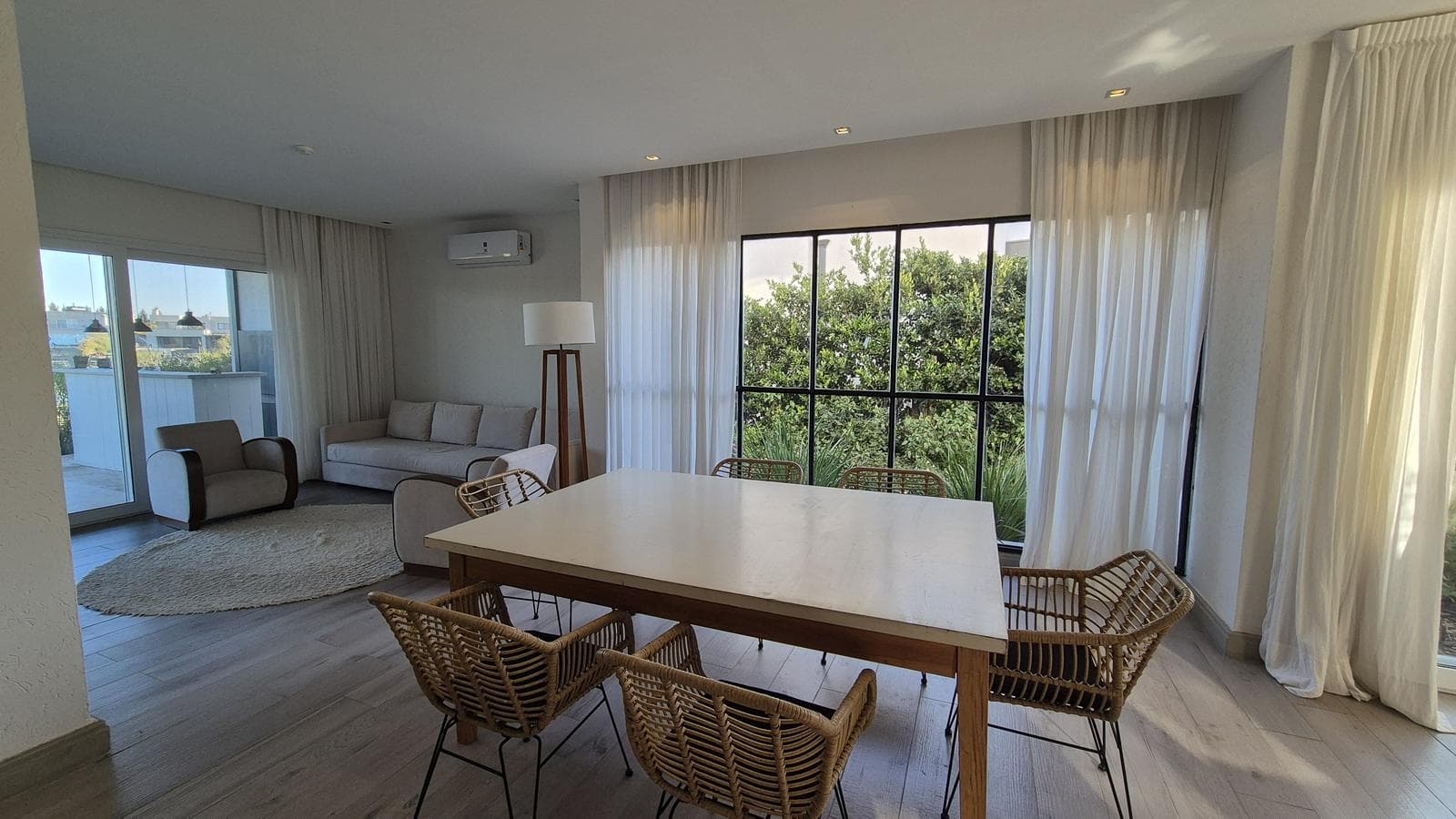 Luxury home with 5 en-suite bedrooms overlooking the lagoon in Barbarita—FOR SALE and FOR RENT