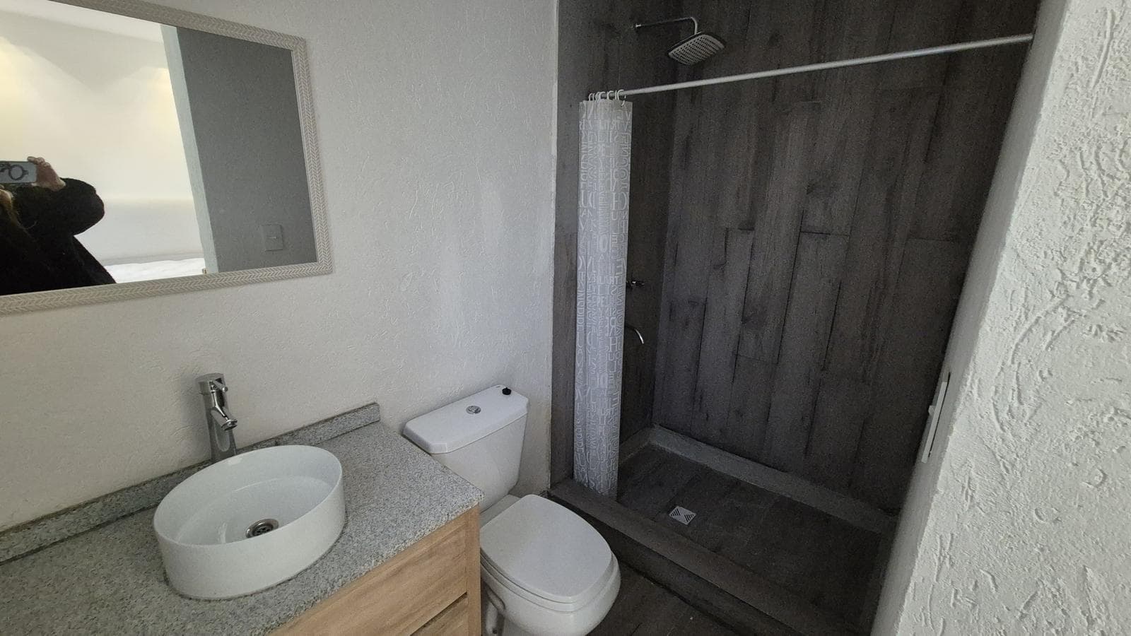Luxury home with 5 en-suite bedrooms overlooking the lagoon in Barbarita—FOR SALE and FOR RENT